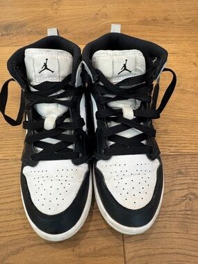 Kids Youth Air Jordan shoes Black, White & Gray High-Top Sneakers